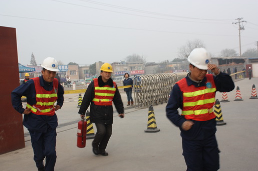 安慶港華燃?xì)饽MCNG加氣站燃?xì)庑孤?，開展應(yīng)急演練