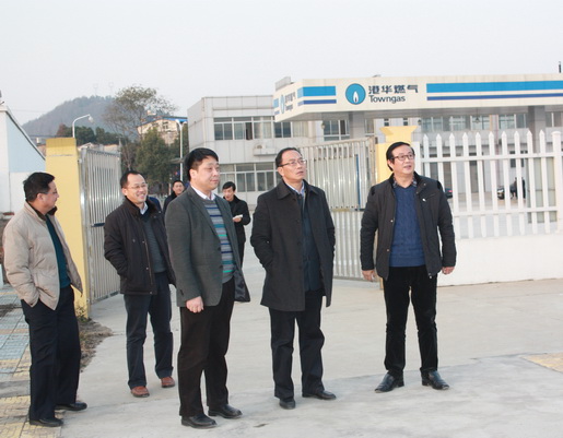 市城鄉(xiāng)建委黨委書記、主任鄭家齊一行至安慶港華調(diào)研我市燃?xì)夤ぷ?>                            <div   id="nf9fl5zd"   class="con">
                                <span id="nf9fl5zd"    class="title">市城鄉(xiāng)建委黨委書記、主任鄭家齊一行至安慶港華調(diào)研我市燃?xì)夤ぷ?/span>
                                <p class="des">&nbsp;

	12月12日下午，市城鄉(xiāng)建委黨委書記、主任鄭家齊，副主任張北安率委相關(guān)部門來到安慶市煤氣公司和安慶港華燃?xì)夤菊{(diào)研。安慶市煤氣公司經(jīng)理、安慶港華董事長潘炳應(yīng)，安慶港華總經(jīng)理王政文陪同調(diào)研，公司全體班子成員參加調(diào)研會(huì)。 &nbsp;&nbsp;&nbsp;&nbsp;&nbsp;&nbsp;&nbsp;


	鄭家齊主任一行先后來到我市天然氣月山門站、北部新城高中壓站及L...</p>
                            </div>
                            <div   id="nf9fl5zd"   class="time">
                                <span id="nf9fl5zd"    class="day">15</span>
                                <span id="nf9fl5zd"    class="year-month">2014-12</span>
                            </div>
                        </a>
                    </li>
                                        <li>
                        <a href="show.php?Id=292" target="_blank">
                            <img src=