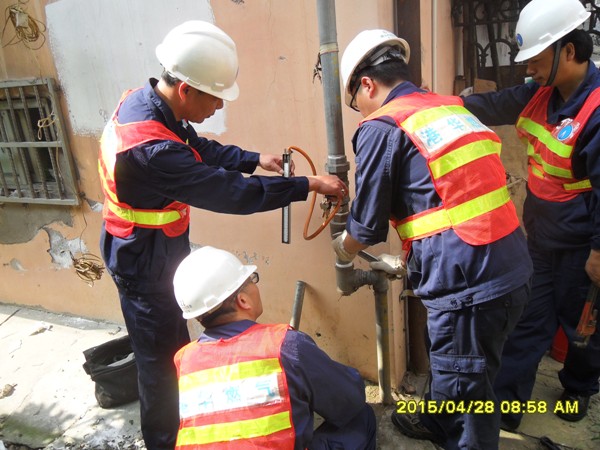 安慶港華開展燃?xì)鈽菞澒艿佬孤┭菥?>                            <div   id="nf9fl5zd"   class="con">
                                <span id="nf9fl5zd"    class="title">安慶港華開展燃?xì)鈽菞澒艿佬孤┭菥?/span>
                                <p class="des">
	4月28日，為提高公司員工及用氣居民安全意識，營造人人關(guān)注安全的良好安全氛圍，安慶港華積極開展燃?xì)鈽菞澒艿佬孤?yīng)急搶險演練。 


	上午8時45分演練在長鑫花園小區(qū)正式開始，一輛汽車因駕駛不慎，撞擊了小區(qū)6號樓的戶外燃?xì)庖牍?，致使燃?xì)庑孤?，隨時會引起火災(zāi)或爆炸的發(fā)生。安慶港華應(yīng)急小組在接到“報警”后，14名工作人員快速趕赴現(xiàn)場進(jìn)行險情處置。探測泄漏點天然氣濃度，關(guān)閉閥門，在險情得到...</p>
                            </div>
                            <div   id="nf9fl5zd"   class="time">
                                <span id="nf9fl5zd"    class="day">04</span>
                                <span id="nf9fl5zd"    class="year-month">2015-05</span>
                            </div>
                        </a>
                    </li>
                                        <li>
                        <a href="show.php?Id=381" target="_blank">
                                                        <div   id="nf9fl5zd"   class="con">
                                <span id="nf9fl5zd"    class="title">安慶港華積極適應(yīng)新常態(tài) 有序推進(jìn)地下管網(wǎng)升級改造</span>
                                <p class="des">&nbsp;

	我市開展支持中小企業(yè)健康發(fā)展行動以來，安慶港華主動適應(yīng)新常態(tài)，充分結(jié)合公司實際和“安全安慶提升年”活動，主動加大城市燃?xì)夤芫W(wǎng)更新改造力度，先后投入800萬余元，全力推進(jìn)同安路、湖心北路、天柱山路、菱湖南路等路段及部分小區(qū)約10余公里地下燃?xì)夤艿赖母赂脑?，著力保障中小企業(yè)和居民安全平穩(wěn)用氣。


	在不斷加大人力物力投入，加快工期進(jìn)度的同時，安慶港華還三措并行，最大限度...</p>
                            </div>
                            <div   id="nf9fl5zd"   class="time">
                                <span id="nf9fl5zd"    class="day">04</span>
                                <span id="nf9fl5zd"    class="year-month">2015-05</span>
                            </div>
                        </a>
                    </li>
                                        <li>
                        <a href="show.php?Id=382" target="_blank">
                                                        <div   id="nf9fl5zd"   class="con">
                                <span id="nf9fl5zd"    class="title">安慶港華“雙備改造”提升加氣服務(wù)能力</span>
                                <p class="des">&nbsp;

	近日，港華路加氣站雙電源改造及擴(kuò)能改造的全部完成，新增壓縮機(jī)正式投入聯(lián)動運(yùn)行，我市出租車加氣服務(wù)能力得到進(jìn)一步提升和保障。 


	港華路加氣站因位于市中心地帶，每天承擔(dān)著全市近60%車用氣需量，為避免高峰時段加氣排隊，2014年12月底，安慶港華對該加氣站進(jìn)行“雙備份式”改造,一手抓內(nèi)部設(shè)備升級，在現(xiàn)有兩臺壓縮機(jī)投運(yùn)的基礎(chǔ)上，增加一臺備用壓縮機(jī)，有效降低設(shè)備運(yùn)行壓力，...</p>
                            </div>
                            <div   id="nf9fl5zd"   class="time">
                                <span id="nf9fl5zd"    class="day">04</span>
                                <span id="nf9fl5zd"    class="year-month">2015-05</span>
                            </div>
                        </a>
                    </li>
                                        <li>
                        <a href="show.php?Id=380" target="_blank">
                            <img src=